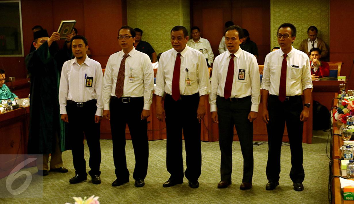Dirjen Pajak, Sigit Priadi Pramudito (tengah) disumpah saat menghadiri rapat dengan Pansus Pelindo II DPR RI, Jakarta, Senin (16/11/2015). Pansus Pelindo II kembali memanggil pihak yang berkaitan dengan pengadaan mobile crane. (Liputan6.com/Johan Tallo)