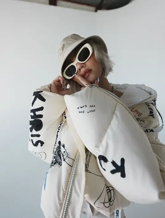 Puffer jacket, sunglasses, dan topi merupakan ciri khas dari gaya Agnez Mo. Di foto ini, Agnez Mo telah mengubah warna rambutnya menjadi ash blonde. Foto: Instagram.
