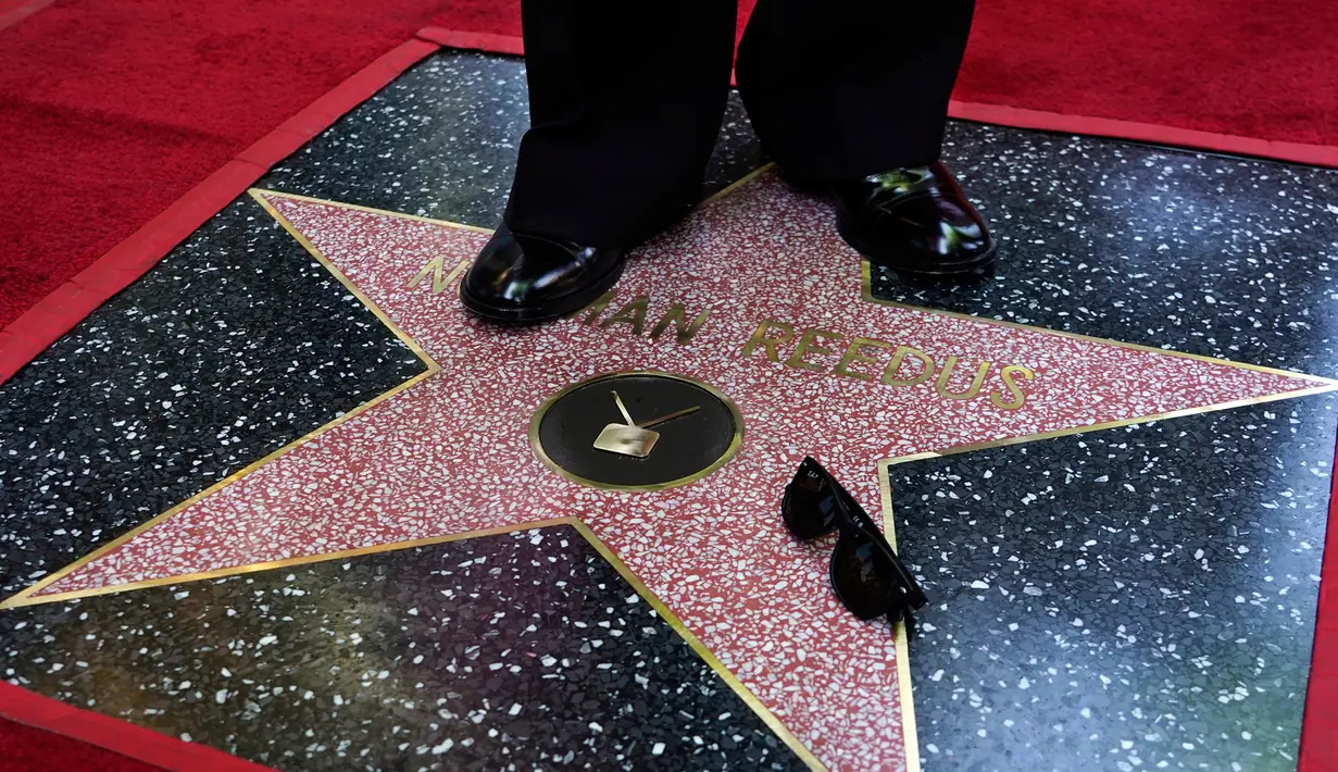 Aktor Norman Reedus berdiri dekat kacamata hitamnya di atas bintang barunya di Hollywood Walk of Fame setelah upacara untuknya, Los Angeles, Amerika Serikat, 27 September 2022. Reedus diresmikan oleh sutradara dan pakar film horor Guillermo del Toro dan showrunner The Walking Dead Greg Nicotero. (AP Photo/Chris Pizzello)
