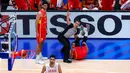 Pebasket Spanyol, Sergio Llull (kanan) terjatuh saat berusaha melakukan three point pada laga Grup G Piala Dunia FIBA 2023 melawan Iran di Indonesia Arena, Senayan, Jakarta, Rabu (30/08/2023). Spanyol menang dengan skor 85-65. (Bola.com/Bagaskara Lazuardi)