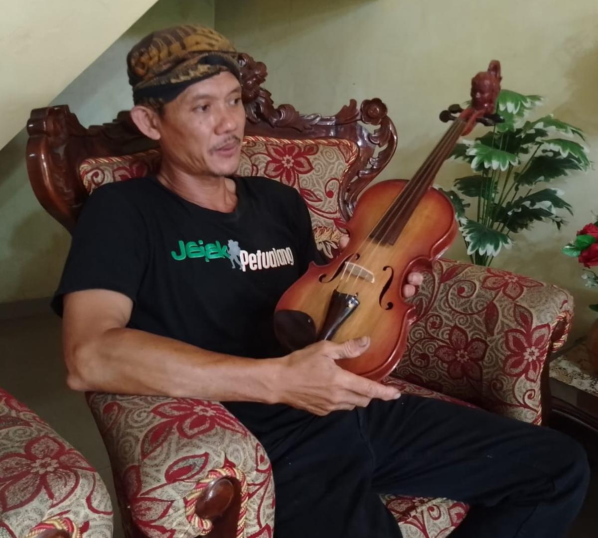 Kisah Mbah Min dan Biola Bambu, Inovasi Alat Musik Lokal yang Kini Mendunia