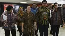Ketua DPR Puan Maharani bersama Menko Perekonomian Airlangga Hartarto (kedua kanan) jelang penyerahan draft RUU Omnibus Law di Kompleks Parlemen, Senayan, Jakarta, Rabu (12/2/2020). Pemerintah mengajukan RUU Omnibus Law Cipta Lapangan Kerja dan RUU Omnibus Law Perpajakan. (Liputan6.com/Johan Tallo)