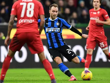 Gelandang Inter Milan, Christian Eriksen (tengah) menembak ke gawang Fiorentina selama pertandingan perempat final Coppa Italia di stadion San Siro, Milan, Rabu (29/1/2020). Dalam debut diklub barunya ini, Eriksen mengantar Inter Milan menang 2-1 atas Fiorentina. (AFP Photo/Miguel Medina)