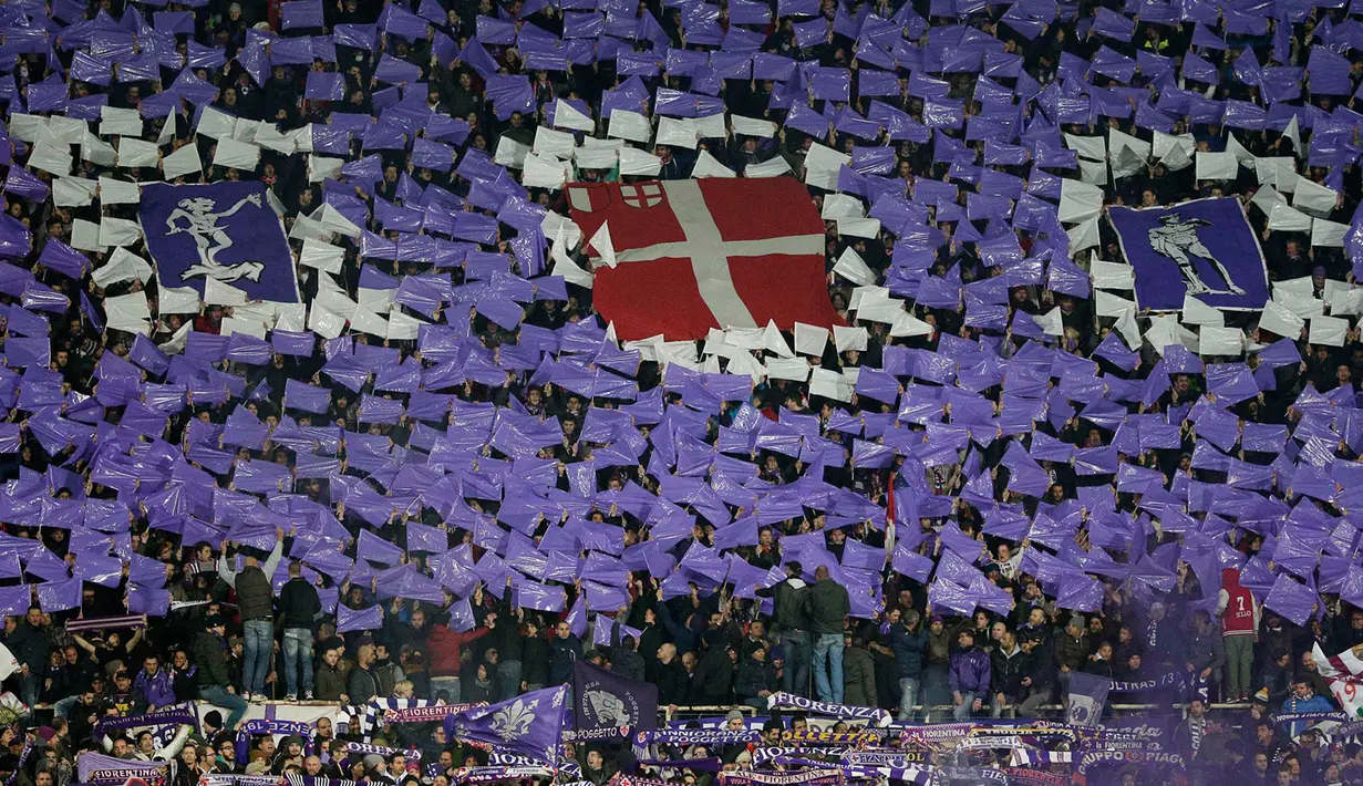 Suporter Fiorentina memberikan dukungan kepada tim kesayangan mereka di leg pertama 16 besar Liga Europa di Stadion Artemio Franchi, Italia, Jumat (13/3/2015) . Fiorentina bermain imbang 1-1 dengan AS Roma. (AFP PHOTO/Reuters/Max Rossi)