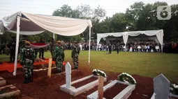 Suasana prosesi pemakaman Menpan RB Tjahjo Kumolo di Taman Makam Pahlawan Kalibata, Jakarta, Jumat (1/7/2022). Tjahjo Kumolo meninggal dunia di Rumah Sakit Abdi Waluyo Jakarta Pusat sekitar pukul 11.10 WIB. (Liputan6.com/Faizal Fanani)
