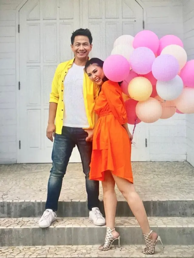 2 Tahun Menikah, Ini 7 Momen Kemesraan Delon Thamrin dan Istri