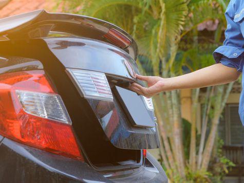 Isi Mobil Berantakan