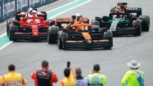 Pembalap McLaren, Lando Norris bersama Oscar Piastri menyapa para penonton disusul pembalap Ferrari, Charles Leclerc dan Lewis Hamilton (kiri) serta pembalap Mercedes, George Russell dan Kimi Antonelli saat melakukan parede mobil lego sebelum balapan Formula 1 GP Miami 2025 yang berlangsung di Sirkuit Autodromo, Miami, Florida, Minggu (04/05/2025) waktu setempat. (AFP/Hector Vivas)