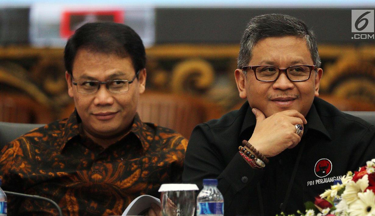 Sekjen PDI Perjuangan, Hasto Kristiyanto bersama Wasekjen PDIP, Ahmad Basarah memberikan keterangan pers saat Diskusi dan Rencana Deklarasi Keterbukaan Informasi Publik Partai Politik di kantor DPP PDIP Jakarta, Rabu(28/3). (Liputan6.com/Johan Tallo)