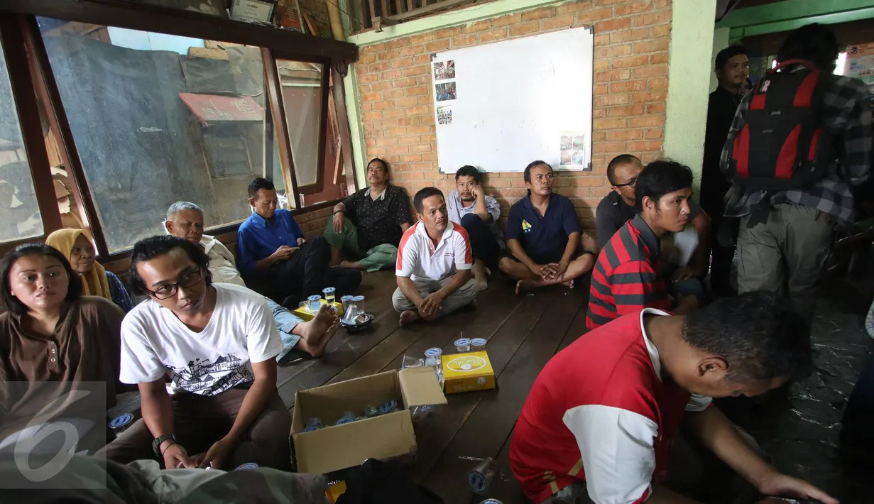 Warga dan Komunitas Ciliwung Merdeka menggelar acara diskusi yang dihadiri Mantan Ketua MK, Mahfud MD, di Bukit Duri, Jakarta, Kamis (12/5). Diskusi terkait rencana penertiban permukiman Bukit Duri pada akhir Mei 2016 (Liputan6.com/Immanuel Antonius)