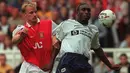 Pemain Tottenham, Sol Campbell berebut bola dengan pemain Arsenal, Denis Bergkamp pada laga Liga Premier di Stadion Highbury, Inggris, Sabtu (30/8/1997). (EPA/Paul Vicente)