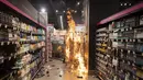 Api yang dibuat oleh pengunjuk rasa membakar di dalam supermarket Carrefour selama protes terhadap pembunuhan pria kulit hitam Joao Alberto Silveira Freitas di supermarket Carrefour yang berbeda pada malam sebelumnya, pada Hari Kesadaran Kulit Hitam Nasional Brasil di Sao Paulo, Brasil (20/11/2020).