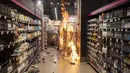 Api yang dibuat oleh pengunjuk rasa membakar di dalam supermarket Carrefour selama protes terhadap pembunuhan pria kulit hitam Joao Alberto Silveira Freitas di supermarket Carrefour yang berbeda pada malam sebelumnya, pada Hari Kesadaran Kulit Hitam Nasional Brasil di Sao Paulo, Brasil (20/11/2020).