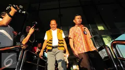 Made Meregawa berjalan menuruni anak tangga usai diperiksa penyidik KPK, di Jakarta Selatan, Jumat (18/9/2015). Berkas Pemeriksaan lengkap Made Meregawa siap sidang di Bali. (Liputan6.com/Helmi Afandi)