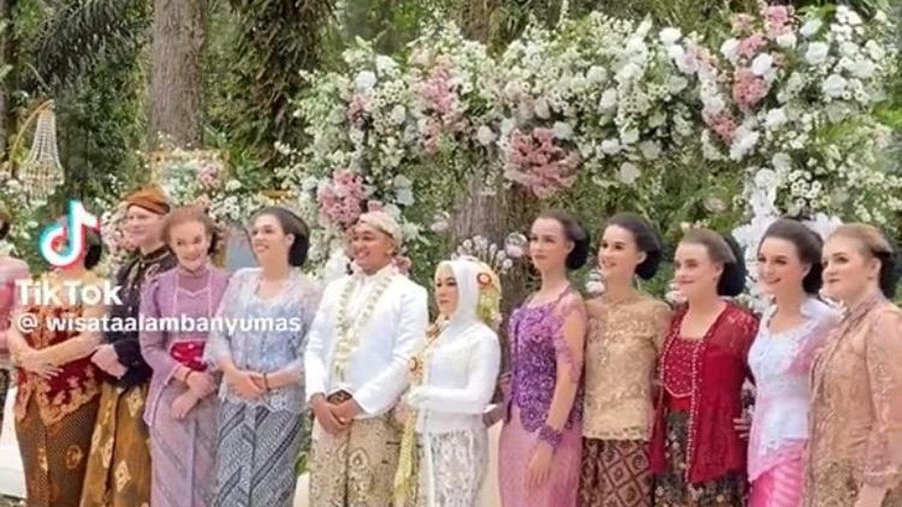 "POV: KETIKA BULE KONDANGAN DI BATURRADEN" begitulah yang tertulis di awal video.