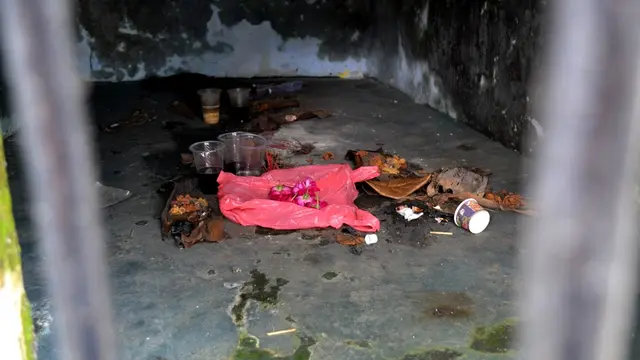 Sesaji dan bunga tujuh rupa di dalam makam. (Foto: Liputan6.com/Muhamad Ridlo)