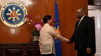 Menhan Amerika Serikat Lloyd Austin dan Presiden Filipina Ferdinand Marcos Jr saat bertemu di Manila, Kamis (2/2/2023). (Dok. AFP)