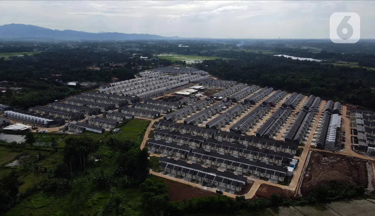 Foto udara drone perumahan subsidi Kredit Pemilikan Rumah (KPR) di Desa Kubang 02, Kabupaten Bogor, Provinsi Jawa Barat, Rabu (24/1/2024). (merdeka.com/Imam Buhori)