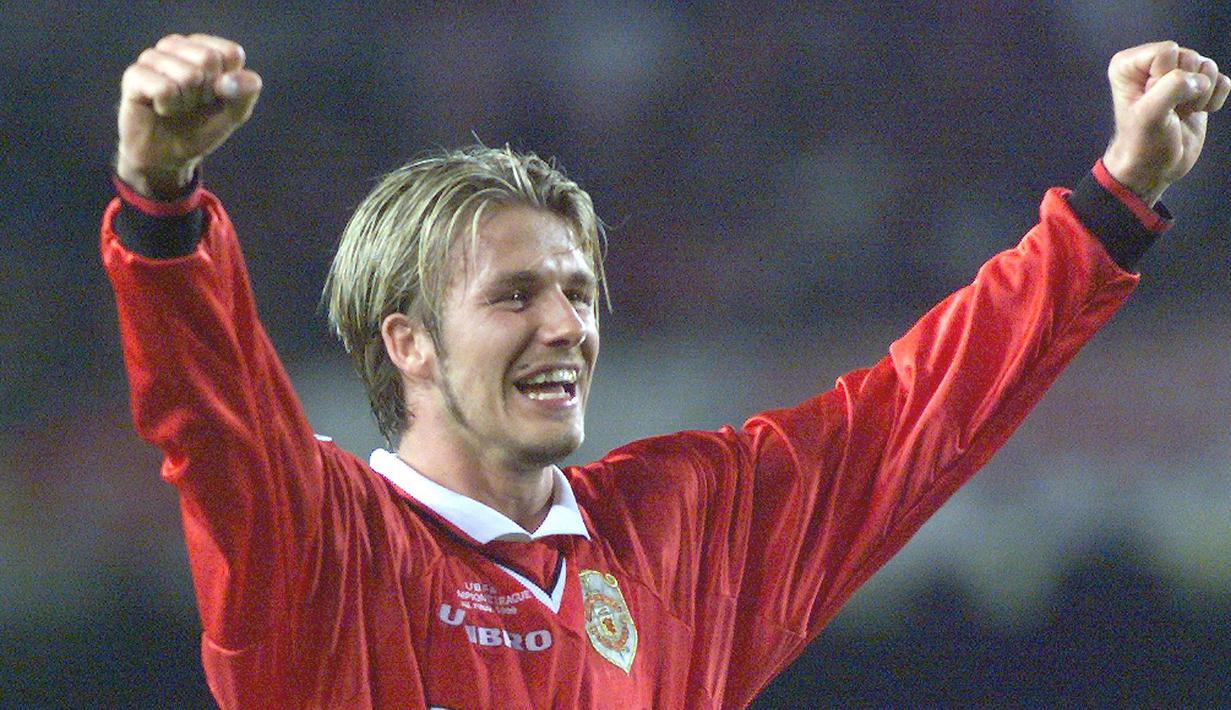 7. David Beckham - Dirinya layak dinobatkan sebagai salah satu pesepak bola dengan tendangan bebas serta umpan silang terbaik di dunia. Kisah fenomenalnya adalah ketika mencetak gol dari tengah lapangan saat MU melawan Wimbledon.
