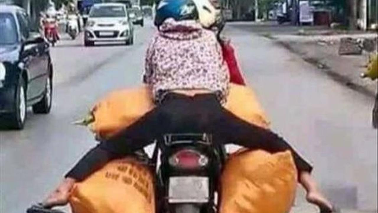 Kuatir Sendalnya Terjatuh