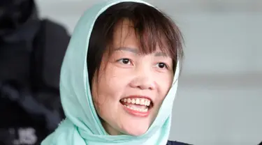 WN Vietnam yang menjadi tersangka kasus pembunuhan Kim Jong-nam, Doan Thi Huong meninggalkan Pengadilan Tinggi Shah Alam di Malaysia, Senin (1/4). Jaksa penuntut Malaysia membatalkan dakwaan terhadap Doan Thi Huong setelah mengaku bersalah atas tuduhan yang lebih ringan. (AP/Vincent Thian)