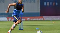 Salah satu aksi penyerang Barcelona Pedro Rodriguez, pada sesi latihan di Sports Center FC Barcelona Joan Gamper di Sant Joan Despi, 15 Juli 2015. (AFP PHOTO/ LLUIS GENE)