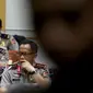 Kapolri Jenderal Tito Karnavian sedang menyimak rapat bersama Komisi III di Gedung Parlemen Senayan, Jakarta, Senin (5/12). Rapat juga membahas kelanjutan kasus penistaan agama yang dilakukan Basuki Tjahaya Purnama (Ahok). (Liputan6.com/Johan Tallo)