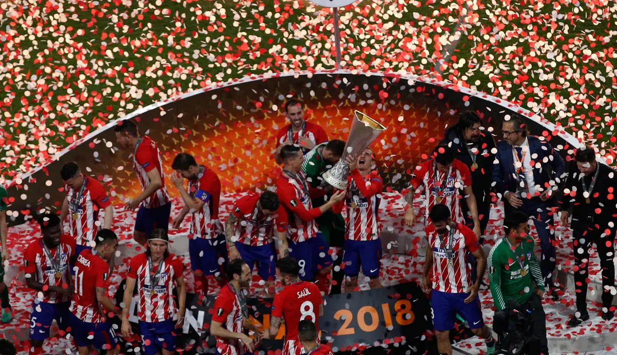 Pemain Atletico Madrid mengangkat piala saat menjadi juara Liga Europa usai mengalahkan Marseille di Stade de Lyon, Prancis (16/5). Atletico Madrid berhasil menjadi juara usai mengalahkan Marseille di laga final.  (AP Photo / Christophe Ena)