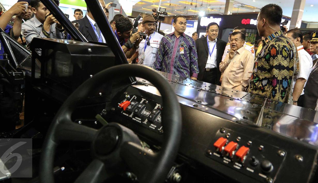 Wakil Presiden Jusuf Kalla meninjau booth peserta usai membuka pameran Indo Defence 2016 Expo & Forum di JIExpo Kemayoran, Jakarta, Rabu (2/11). Indo Defence 2016 Expo & Forum diselenggarakan dari tanggal 2-5 November 2016. (Liputan6.com/Faizal Fanani)