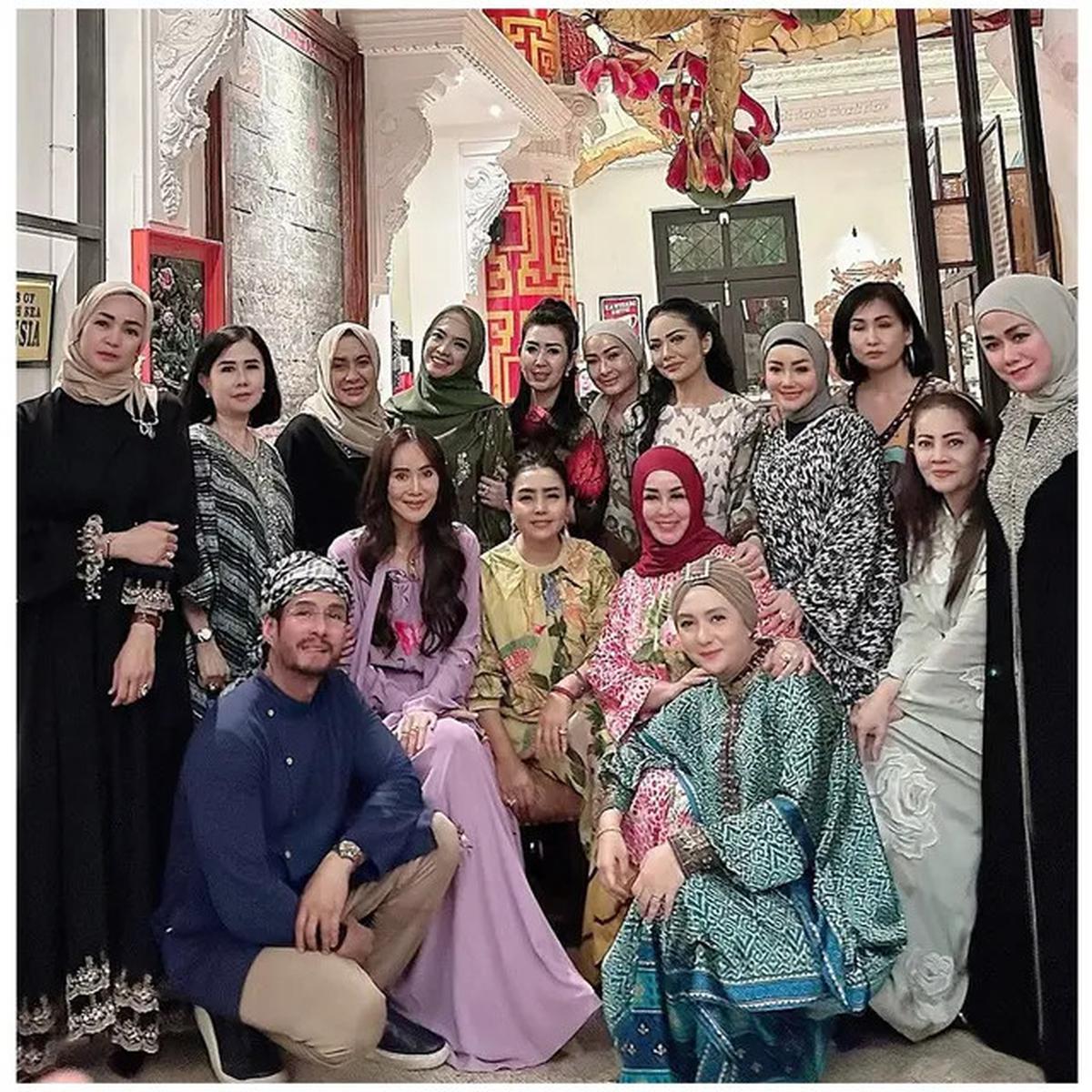 6 Potret Geng Arisan Kepompong Bukber, Gaya Glamor Krisdayanti hingga Mayangsari