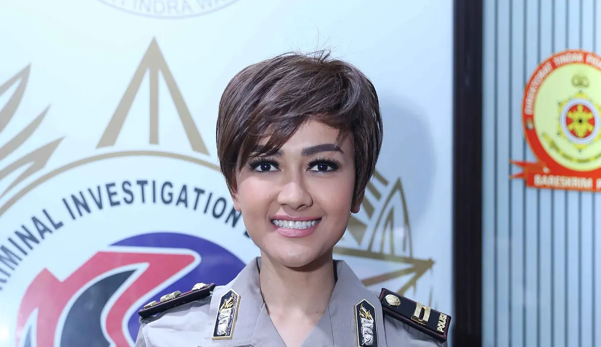 "Pasti menyesuaikan, karena untuk jadi polisi tidak semudah yang kita pikir. Saya sangat menghargai baju ini (seragam polisi), Karena itu saya ngomongnya juga gak sembarangan," ujar Jupe. (Nurwahyunan/Bintang.com)