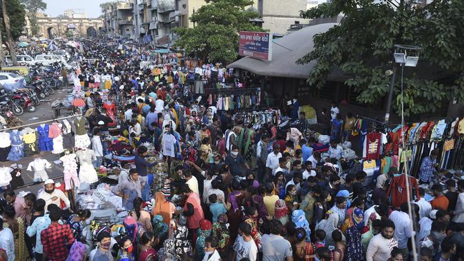 Pembeli memadati area pasar antara Teen Darwaja dan Kuil Bhadrakali menjelang Diwali, Festival Cahaya Hindu, di Ahmedabad, India, Minggu (8/11/2020). India saat ini menjadi negara kedua yang paling parah terdampak virus corona atau Covid-19 setelah Amerika Serikat. (SAM PANTHAKY/AFP)