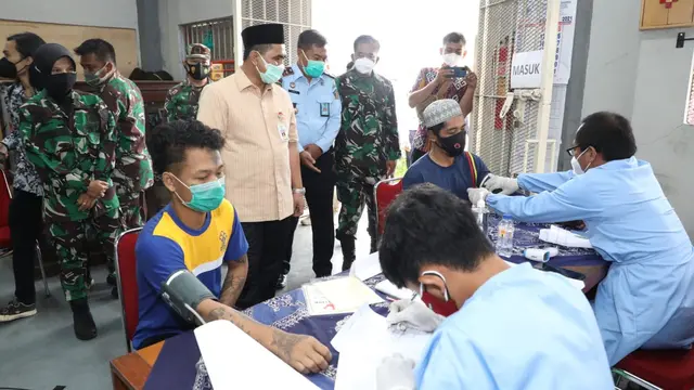 Wakil Gubernur Jateng Taj Yasin Maimoen saat melihat pemeriksaan kesehatan warga binaan Lapas Kelas IIA Purwokerto. (Foto: Liputan6.com/Humas Provinsi Jateng)