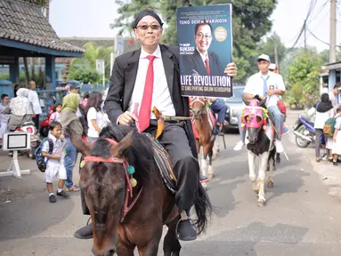 Motivator Tung Desem Waringin mempromosikan buku terbarunya berjudul 'Life Revolution' dengan berkuda di Jakarta, Kamis (7/6). Life Revolution merupakan buku ketiga yang dibuat Tung Desem Waringin. (Liputan6.com/Faizal Fanani)