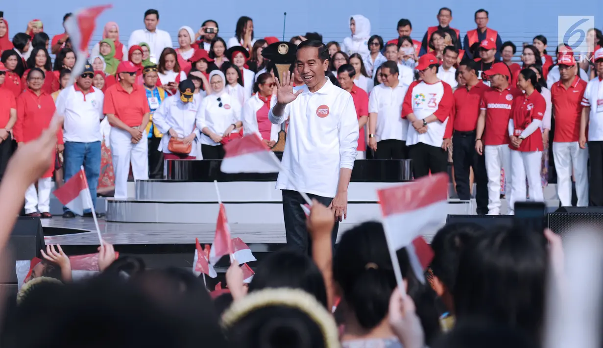 Presiden RI, Joko Widodo (tengah) menyapa peserta Harmoni Indonesia 2018 di Kompleks Gelora Bung Karno, Jakarta, Minggu (5/8). Lima buah lagu termasuk Indonesia Raya dinyanyikan bersama oleh peserta Harmoni Indonesia. (Liputan6.com/Helmi Fithriansyah)