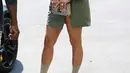 Pada hari itu, Kim memang mengenakan busana yang super seksi. Nggak cuma pendek, dress berwarna olive green ini hanya di ikat dibagian samping pinggangnya. (Dailymail/Bintang.com)