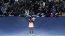 Sloane Stephens melakukan sesi foto bersama trofi juara AS Terbuka 2017 di Arthur Ashe Stadium, New York, (9/9/2017). Stephens menang atas Madison Keys 6-3, 6-0. (AP/Seth Wenig)