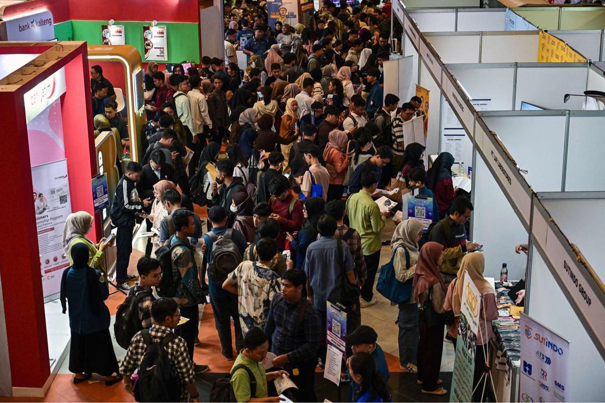 Ribuan Pencari Kerja Serbu Job Fair di Surabaya