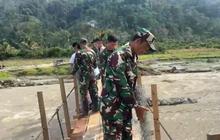 Warga Bareng TNI Kolaborasi Percepat Pembangunan Jembatan Gantung di Aceh
