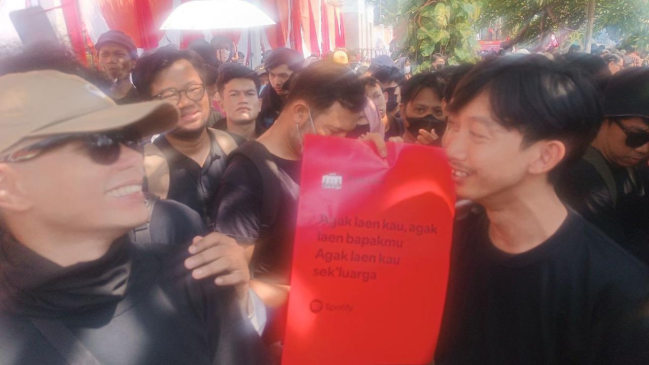 Sejumlah kelompok masyarakat berunjuk rasa di depan Gedung DPR/MPR RI, Jakarta, Kamis (22/8). Aksi ini digelar sehari setelah Badan Legislasi (Baleg) DPR RI, menggelar rapat panitia kerja terkait Revisi UU Pilkada, pada Rabu (21/8).<br>