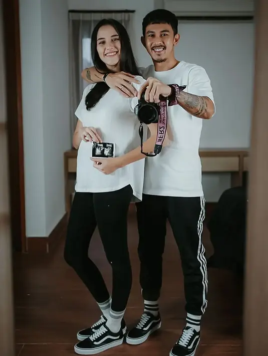 <p>[Instagram/dahliachr]</p>