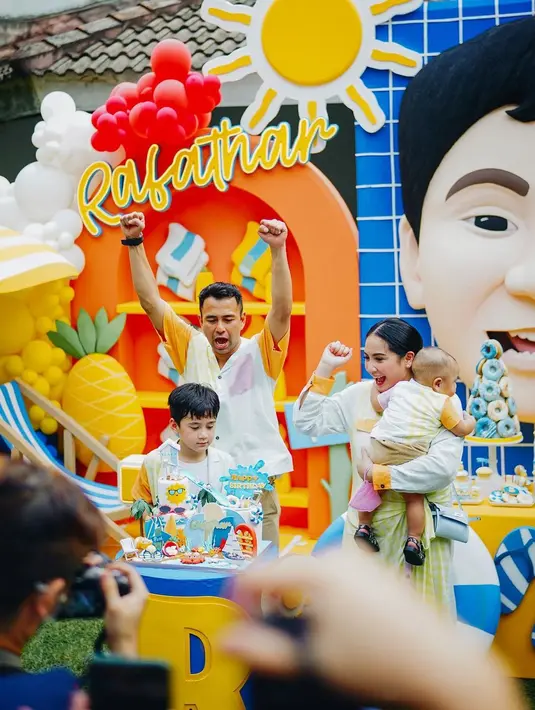 Serunya suasana pesta ulang tahun Rafathar. Raffi dan Nagita sampai bersorak penuh kebahagiaan. (Foto: Instgaram/ melvmistake)