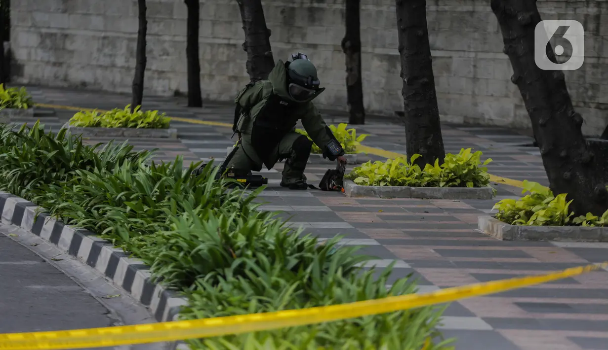 Anggota Gegana memeriksa sebuah tas mencurigakan yang ditaruh di depan Hotel Kempinski, Bundaran HI, Jakarta, Kamis (16/4/2020). Dalam pemeriksaan yang dilakukan anggota Gegana diketahui bahwa tas tersebut kosong. (Liputan6.com/Faizal Fanani)