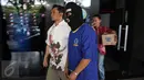 Petugas  BNN membawa tersangka usai rilis kasus pencucian uang hasil bisnis narkotika ke dalam bisnis jual beli kendaraan roda empat di Jakarta, Jumat (21/8/2015). Total aset yang disita diperkitakan mencapai Rp 4,6 miliar.(Liputan6.com/Gempur M Surya)
