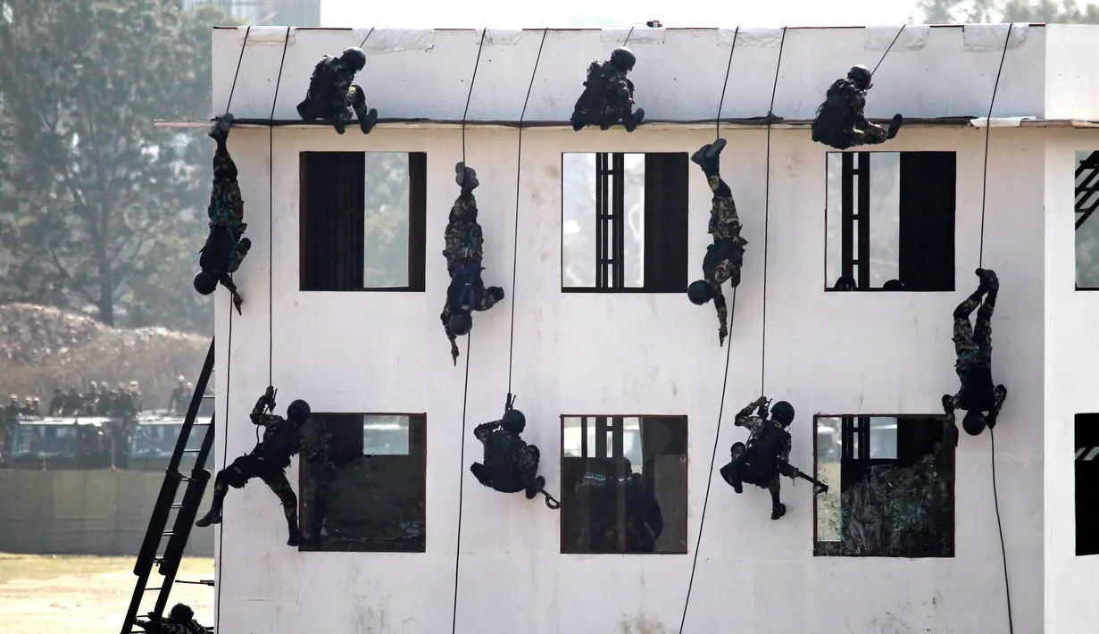 Sejumlah tentara Nepal menunjukkan keterampilan penyelamatan dalam sesi latihan untuk rayakan Hari Tentara Nepal di Tundhikhel di Kathmandu, Nepal (22/2). (AP Photo/Niranjan Shrestha)