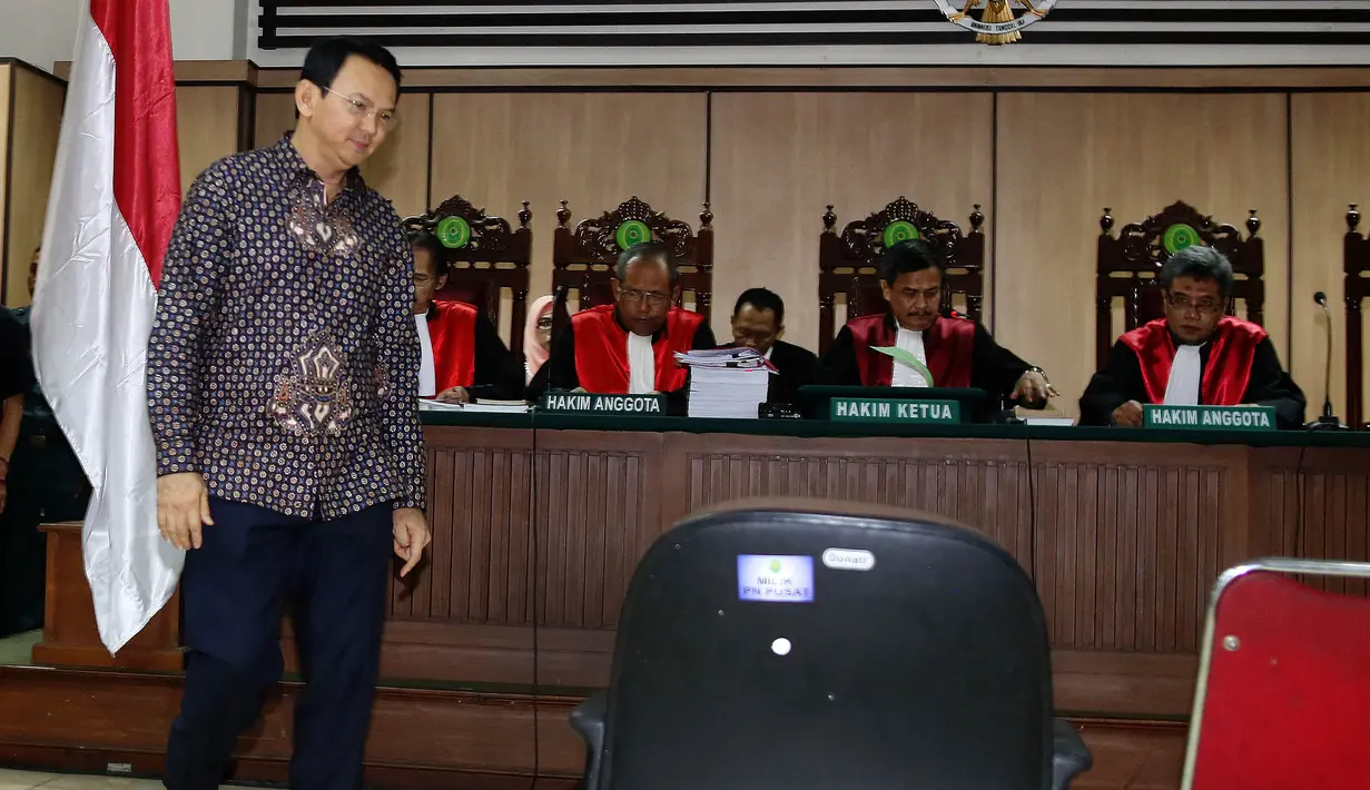 Terdakwa kasus dugaan penistaan agama Basuki Tjahaja Purnama (Ahok) berjalan menuju kursi terdakwa untuk menjalani sidang lanjutan di PN Jakarta Utara, Selasa (26/12). Ahok hadir untuk mendengar putusan sela hakim. (Liputan6.com/Eko Siswono Toyudho/Pool)