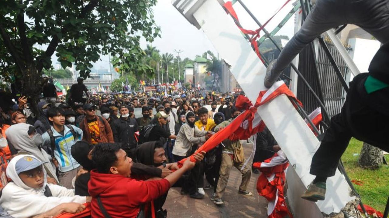 Sekelompok massa pendemo meluapkan kemarahannya saat berunjuk rasa menolak pengesahan revisi UU Pilkada di Gedung DPR, Jakarta, pada Kamis (22/8/2024). Mereka nekat merobohkan tembok dan pagar gedung parlemen tersebut.&nbsp;Foto: Merdeka.com/Arie Basuki