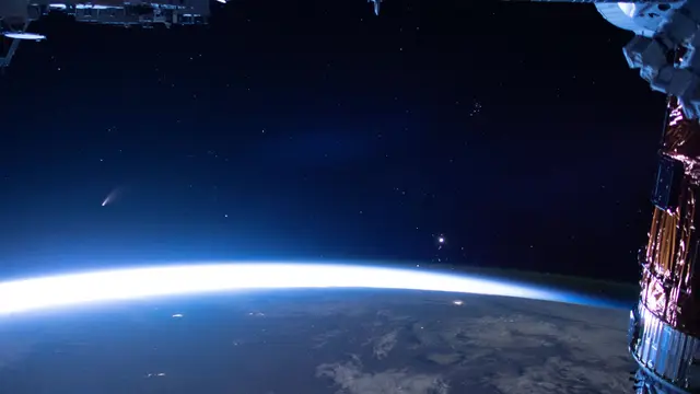 Komet Neowise terlihat dari Stasiun Antariksa Internasional (ISS). (NASA, via Associated Press)