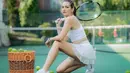 Istri Ardi Bakrie itu tampil stunning mengenakan outfit tenis serba putih.