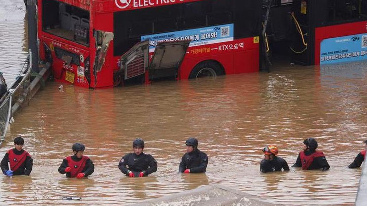 Tim SAR di Kota Cheongju, Korea Selatan, kini masih berupaya menjangkau penumpang bus yang terjebak di dalam terowongan underpass karena terendam banjir parah pada Sabtu malam. Sejauh ini Tim SAR sudah mengumpulkan 13 korban tewas.
